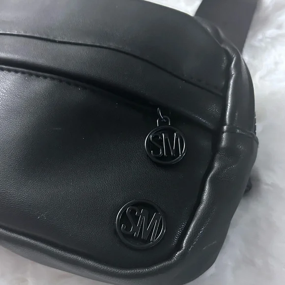 Steven Madden unisex Black Crossbody Belt vegan leather EUC PURSE-SALE p4 - Picture 2 of 3